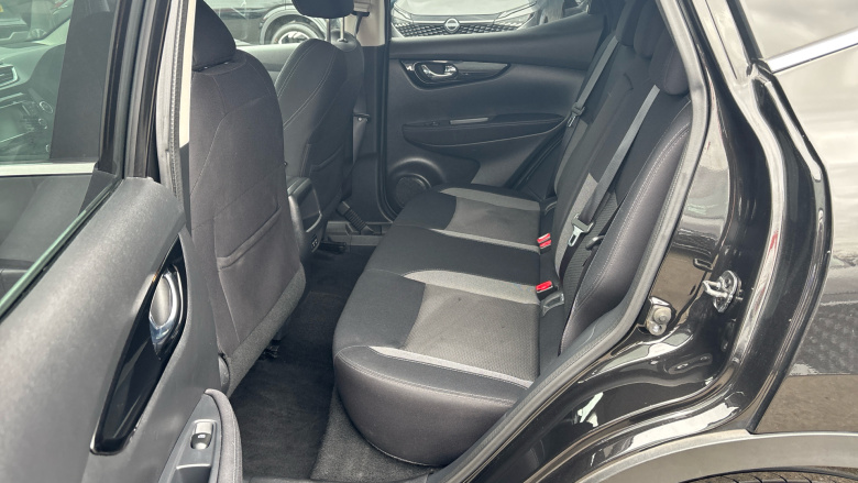 Nissan Qashqai 1.3 DiG-T N-Connecta 5dr Petrol Hatchback